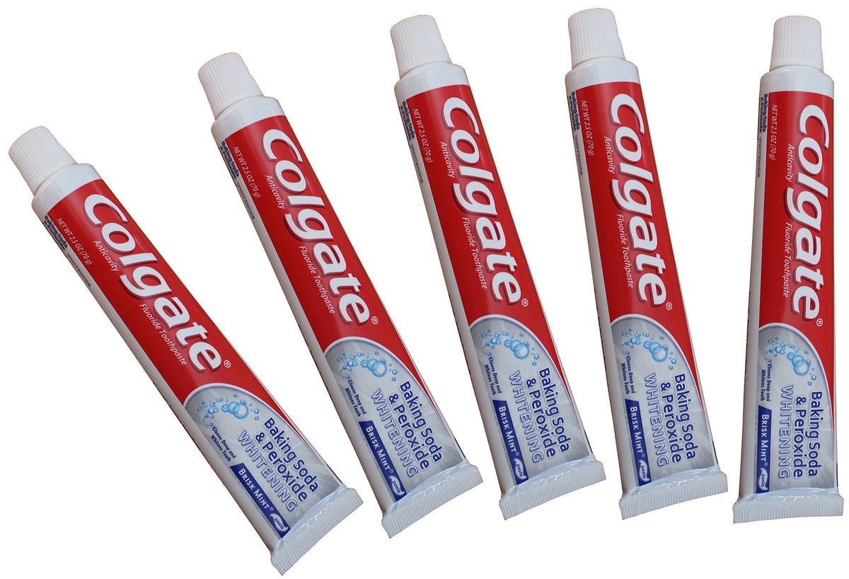 Colgate con bicarbonato de sodio en tubo para blanqueamiento suave y uso diario.