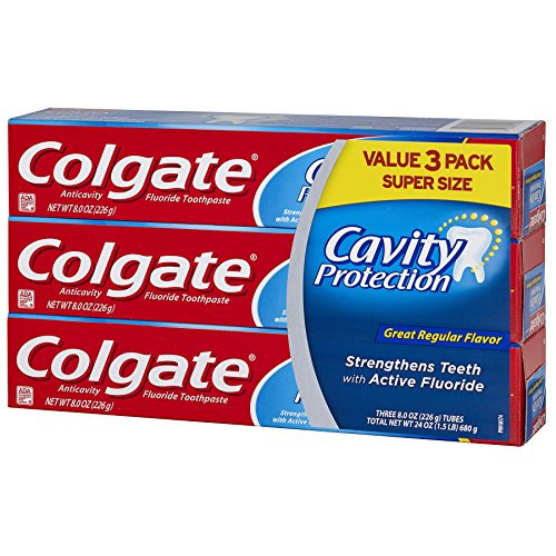 Colgate pasta dental en embalaje con tres unidades para la familia.