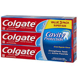 Colgate pasta dental en embalaje con tres unidades para la familia.