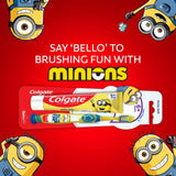 Punta elevada del cepillo Colgate Kids Minion para alcanzar dientes traseros.