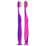 Agarre ergonómico de Colgate Kids Trolls para un cepillado controlado.