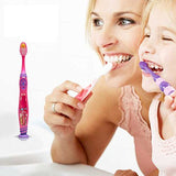 Cabeza pequeña de Colgate Kids Trolls facilita el cepillado en zonas difíciles.