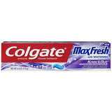 Colgate Max Fresh KnockOut, primer plano de la pasta con respiro de menta intenso.