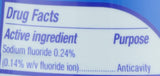Tiras mini de Colgate MaxFresh se disuelven durante el cepillado.