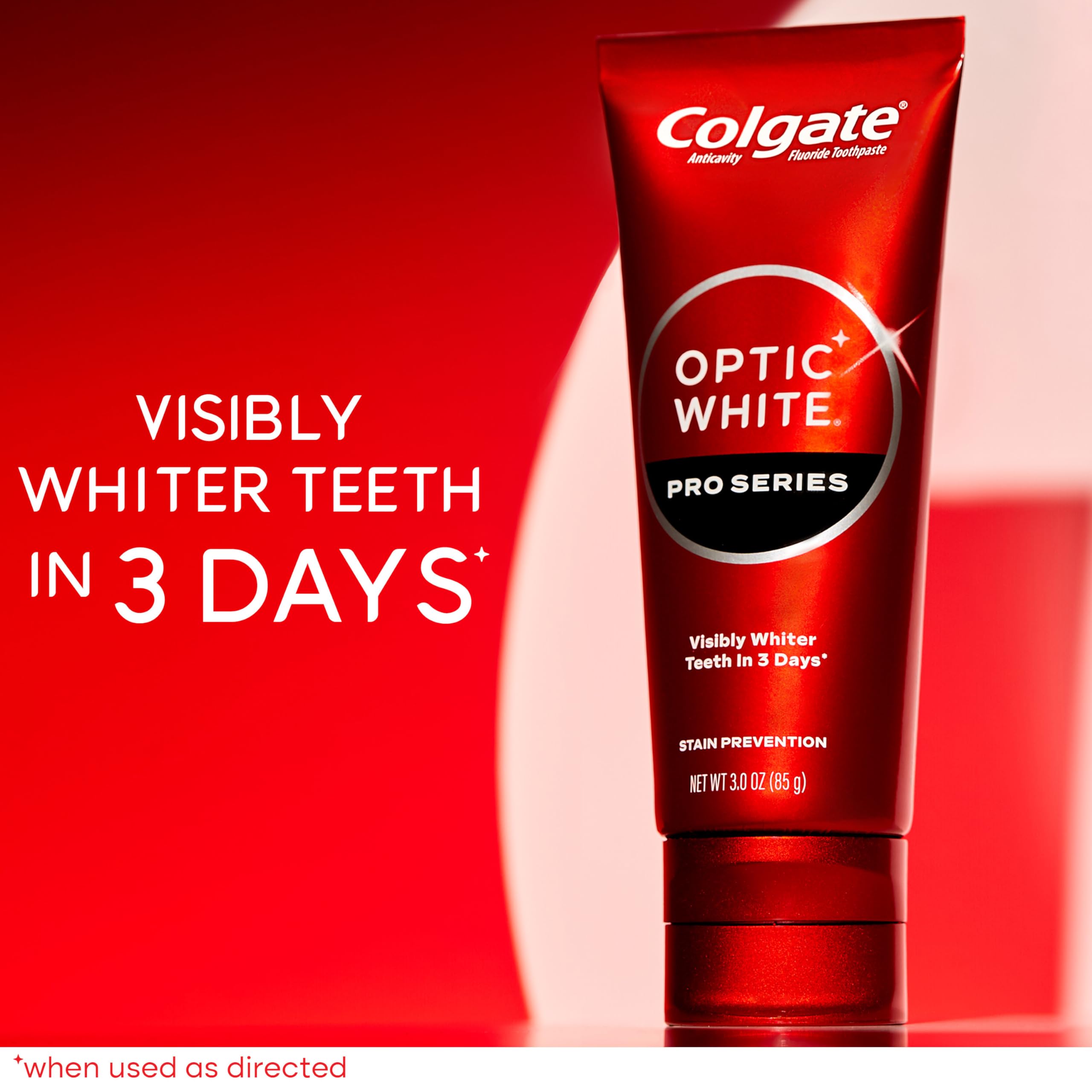 Colgate Optic White Pro Series, aplicación y tubo en primer plano; elimina manchas de café con seguridad.