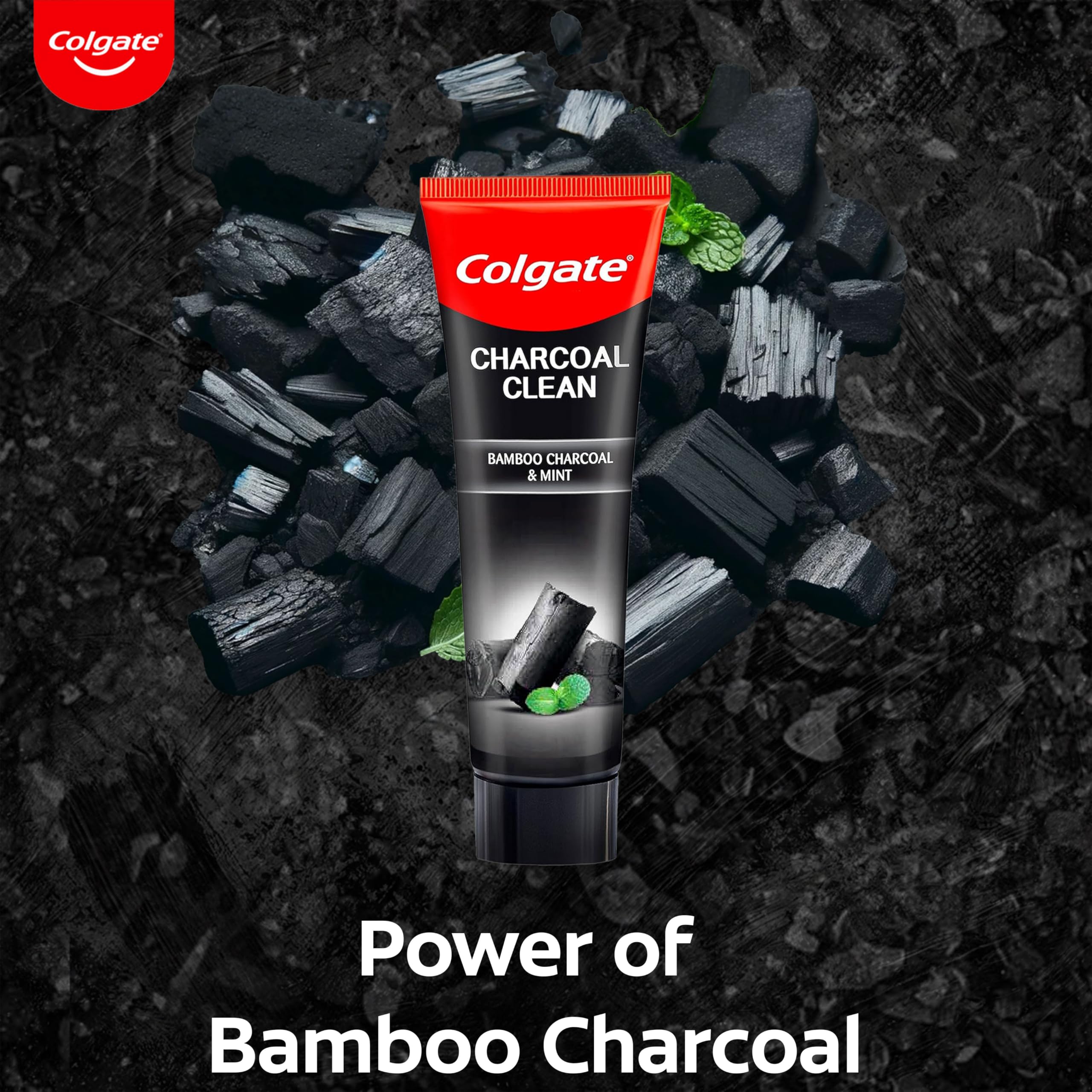 Aplicación diaria de Colgate Charcoal Clean durante la rutina