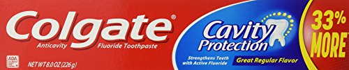 Colgate pasta dental sabor menta en tubo para aliento fresco.