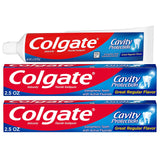 Colgate Protección Caries en tubo, fortalece el esmalte con fluoruro.
