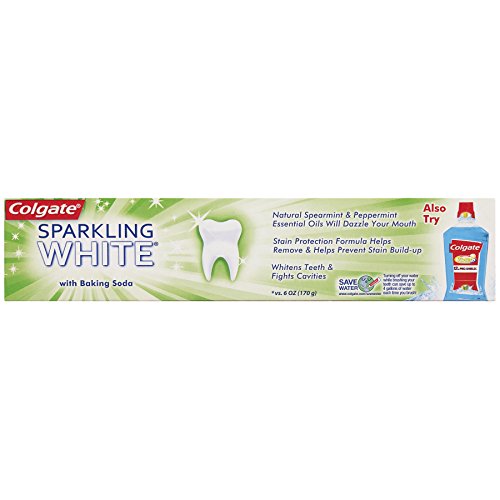 Cepillado en lavabo con Colgate Sparkling White para uso diario.