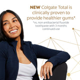 Colgate Total blanqueamiento de manchas superficiales para dientes más limpios.