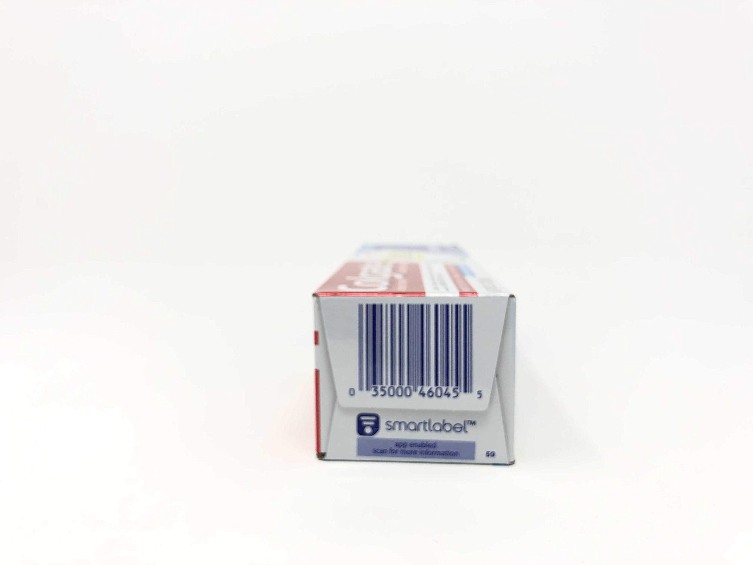 Conjunto de 3 Colgate Total en estante, ideal para familias