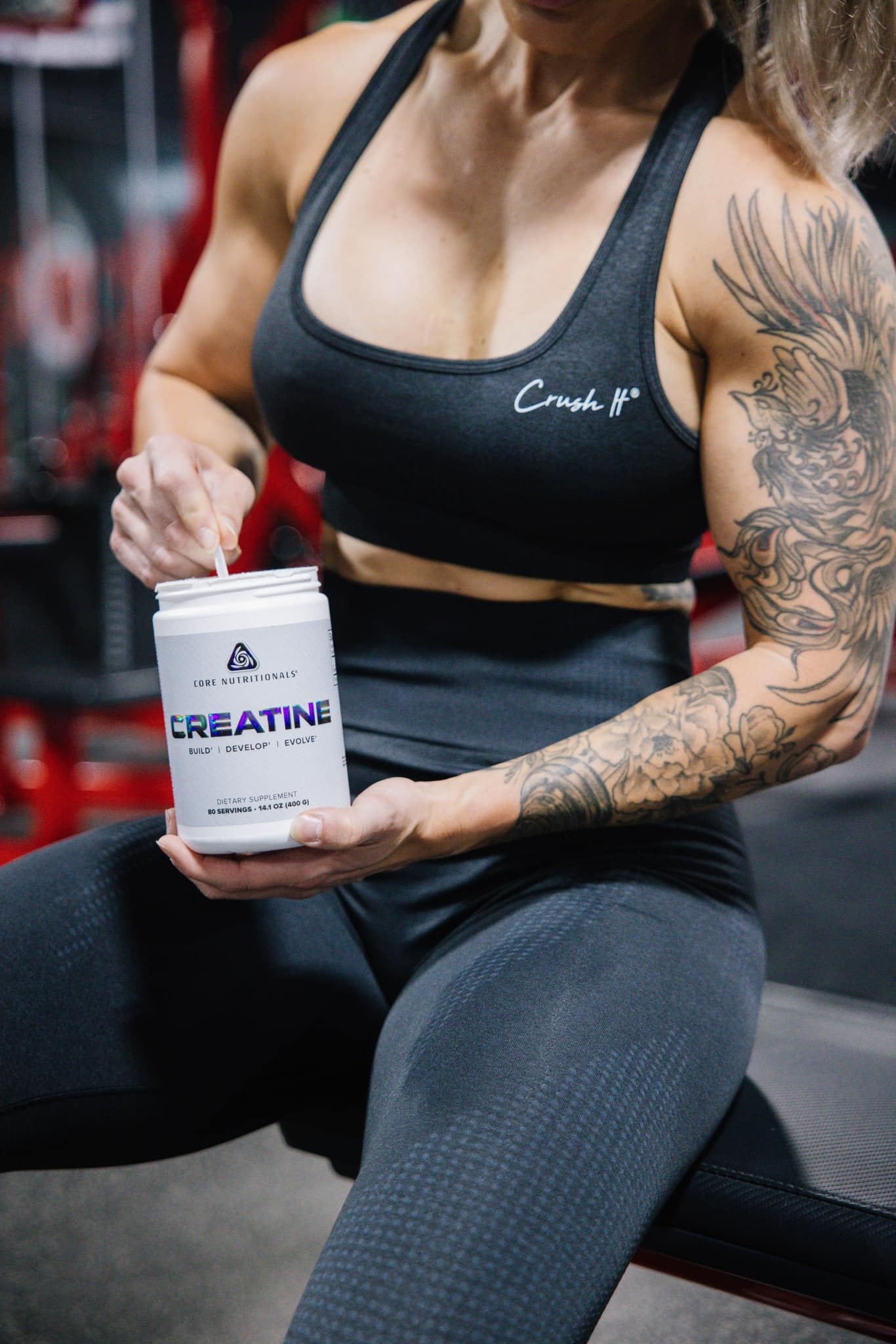 Core Nutritionals Creatina Monohidrato: ambiente de gimnasio que inspira uso diario.