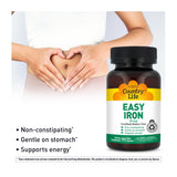 Persona tomando Easy Iron 25 mg para apoyo diario de energía.