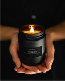 Vela Craft & Kin en diseño negro, perfil masculino y elegante.