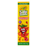Niño pequeño cepillándose los dientes con Crayola Silly Scents.