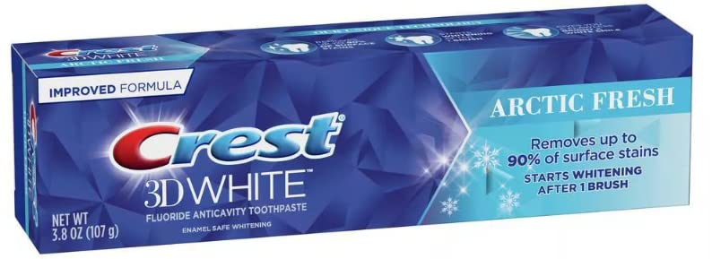 Primer plano de Crest 3D White Arctic Fresh tubo para uso diario y frescura.