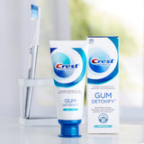 Crest Gum Detoxify Deep Clean, caja de paquete de 3 en mesa de baño.