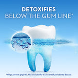Crest Gum Detoxify Deep Clean, espuma activada, muestra limpieza profunda alrededor de las encías.