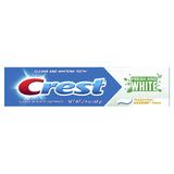 Pasta dental Crest mentolada, enfoque en el tubo y aliento fresco