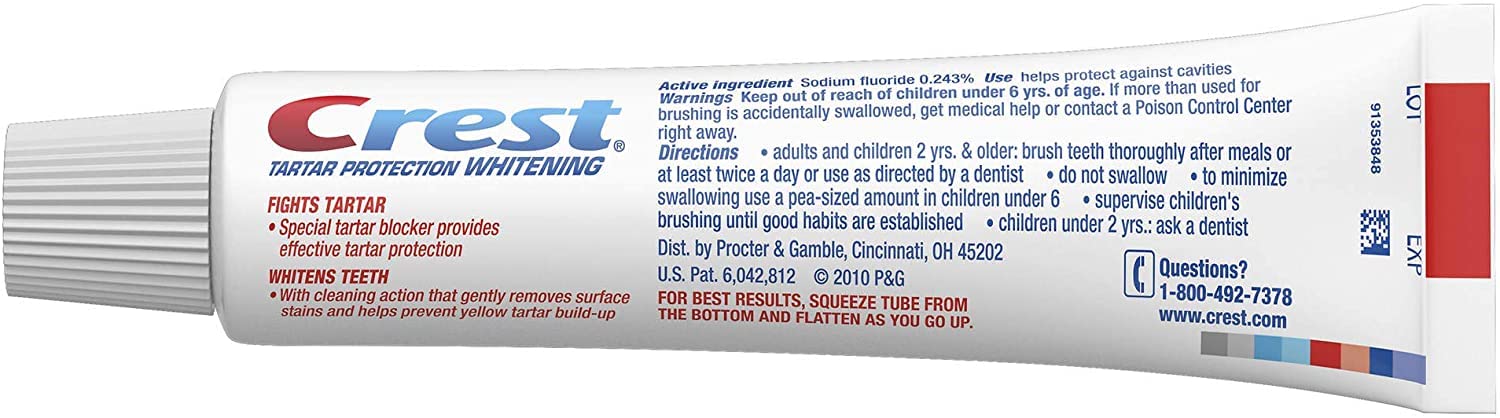 Uso diario de Crest en escena de higiene bucal para prevenir sarro.