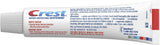 Uso diario de Crest en escena de higiene bucal para prevenir sarro.