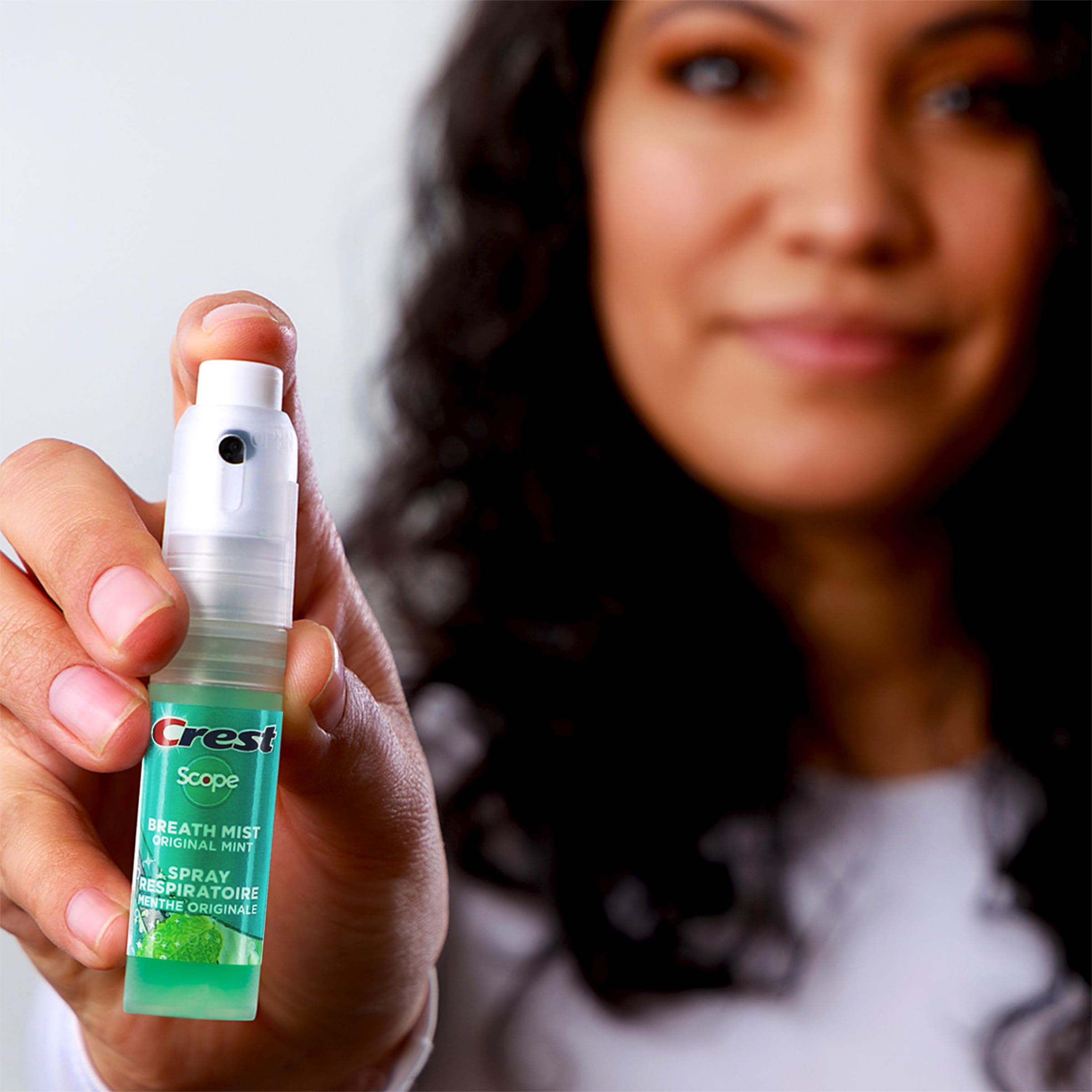 Crest Scope pulverizador mentolado: uso inmediato para aliento fresco.