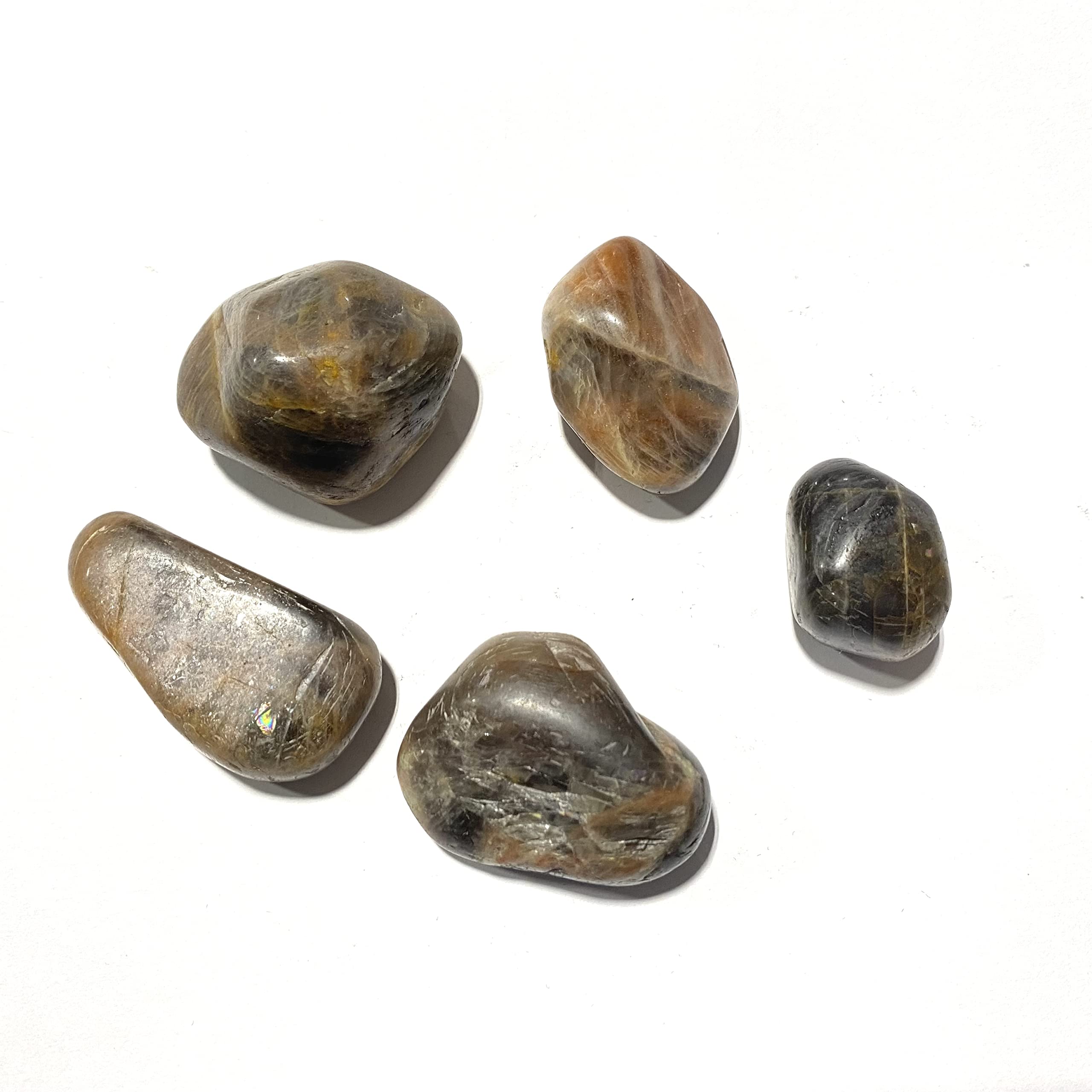 Piedra Crisálida Luna Negra vista cercana, promueve concentración durante la meditación.