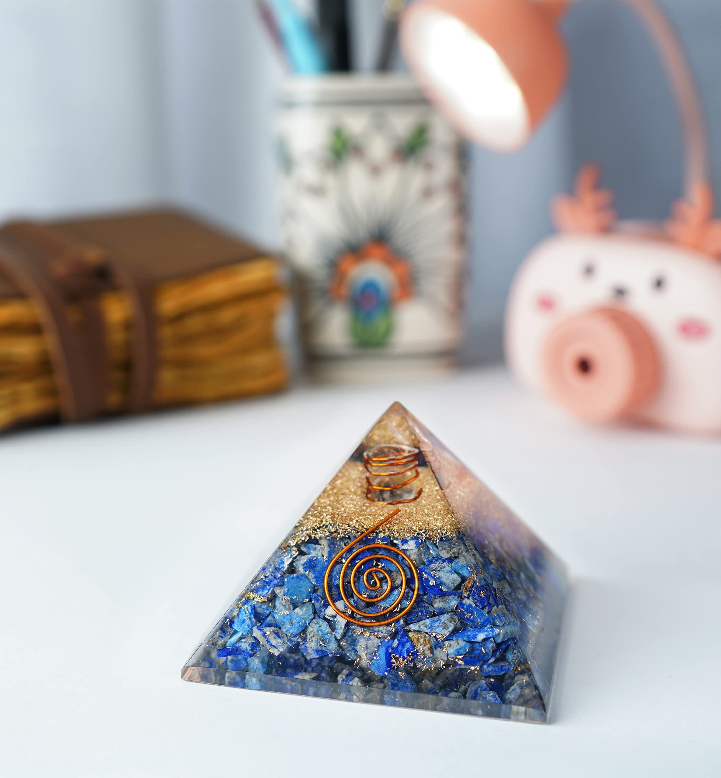 Crocon Orgone pirámide lapislázuli, detalle cristal, brillo inspirador para meditación.