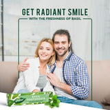 Aplicación fácil de la pasta dental Dabur albahaca durante la rutina.