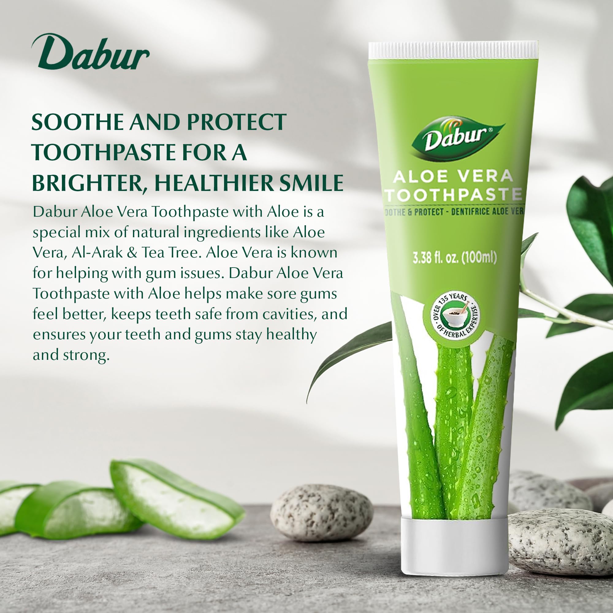 Dabur Aloe Vera Pasta Dental, tubo close-up, fórmula natural para dientes fuertes.