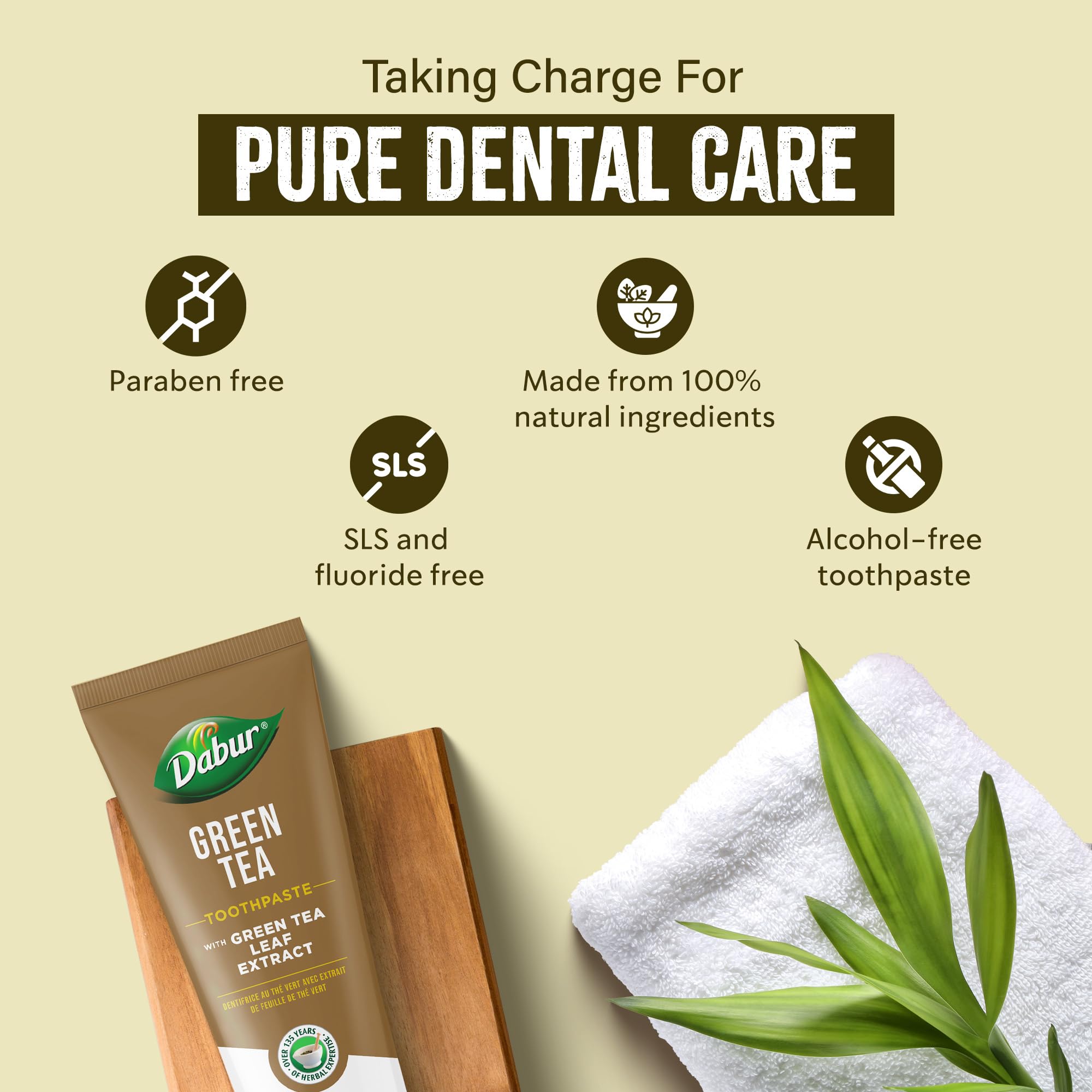 Dabur dentífrico té verde, cepillado en acción, experiencia suave para encías sensibles.