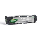 Pasta Dabur herbal con carbón activo para limpieza diaria y frescura prolongada.