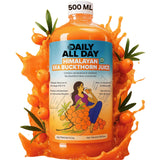 Daily All Day jugo de espino amarillo Himalaya verter en vaso para piel radiante