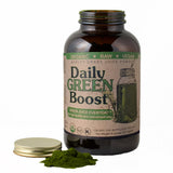 Daily Green Boost: botella derramando jugo puro para energía diaria.