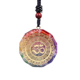 Colgante Day Day Up Orgonite Om luminoso para meditación y equilibrio.