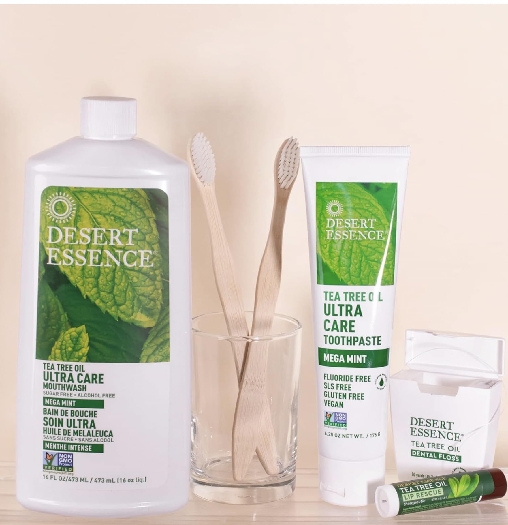 Desert Essence Mega Menta hilo dental blanqueador para terminar la limpieza.