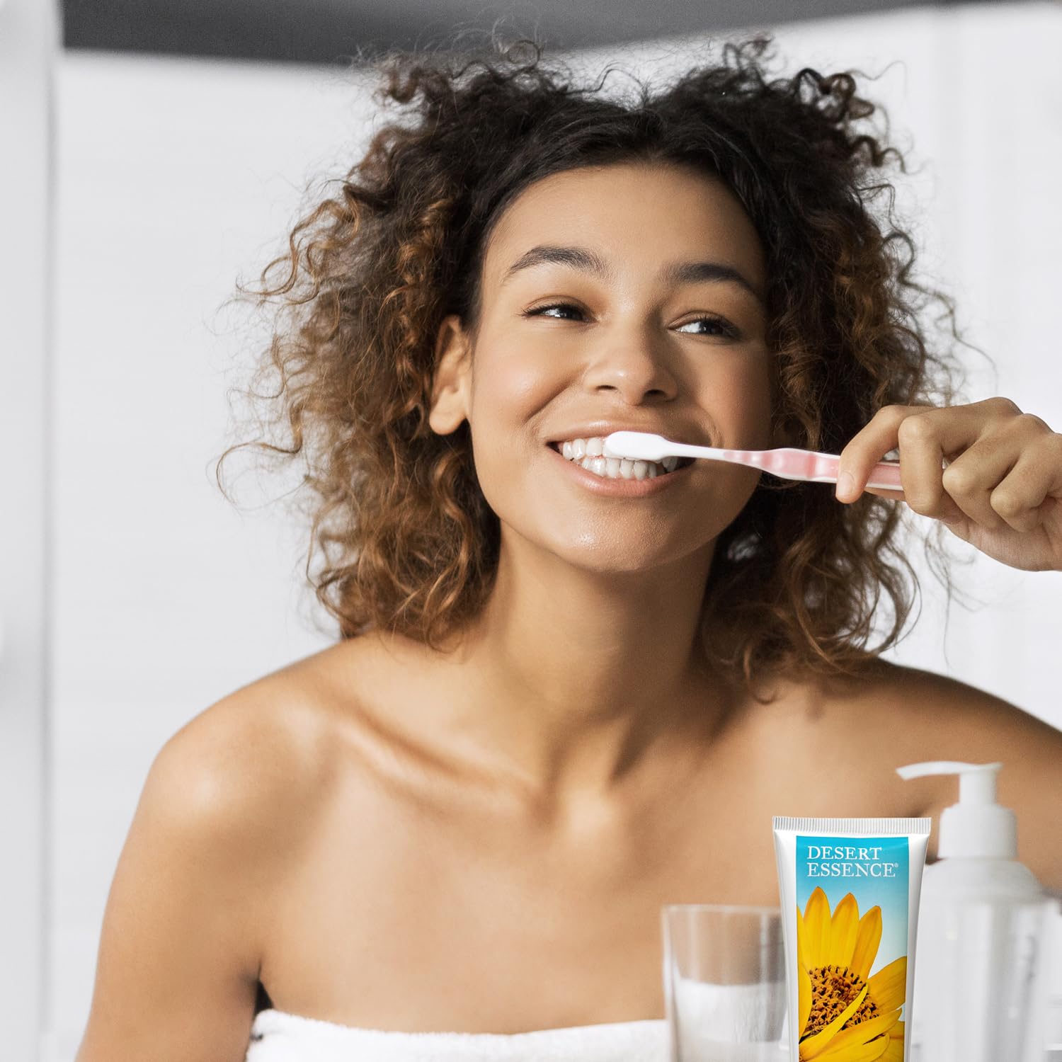 Textura cremosa de Desert Essence Arnica y Arbol de Té para limpieza suave