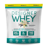Proteína Designer Wellness Whey en botella, vertido para energía tras entrenar.