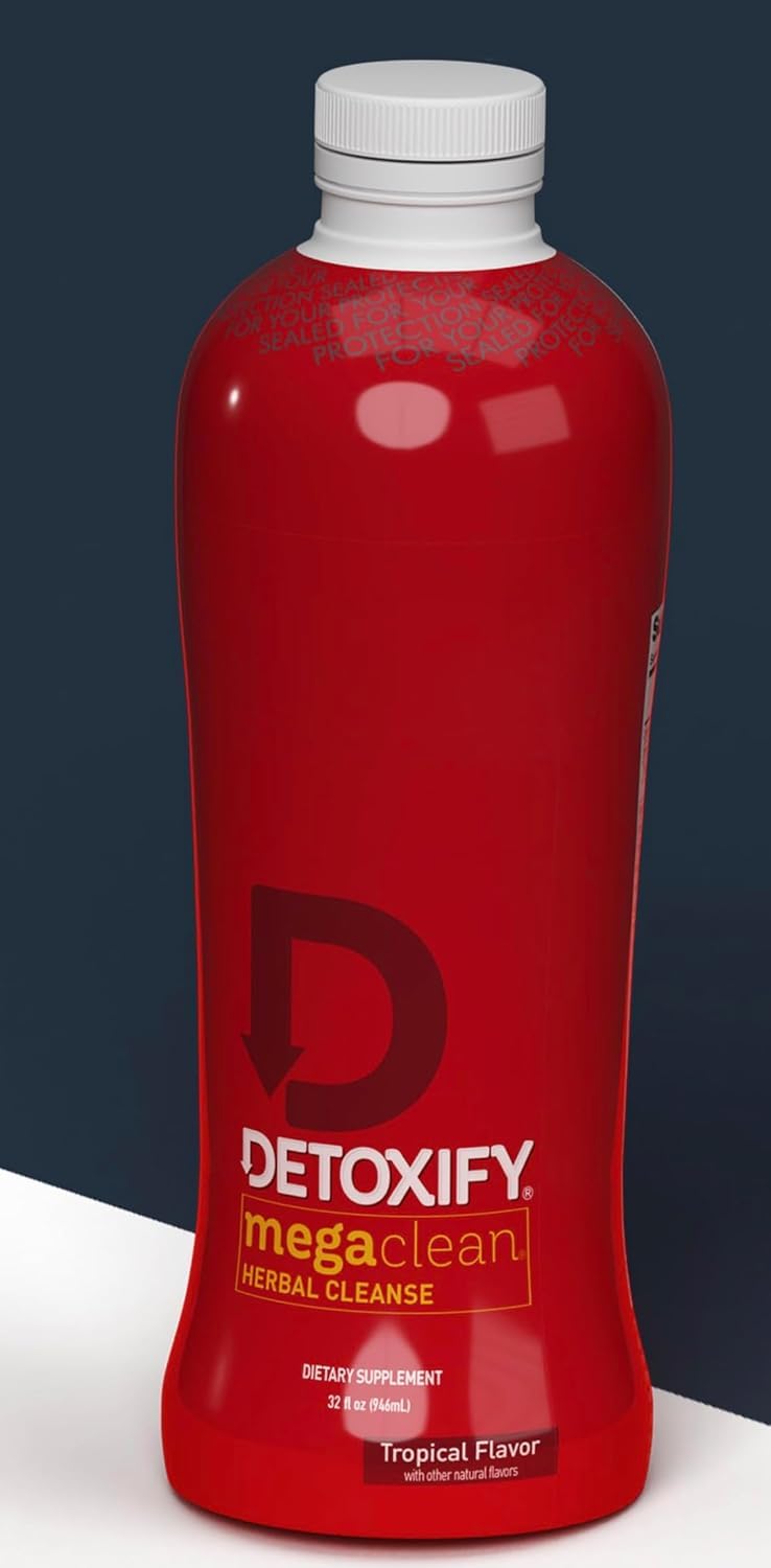 Detoxify Mega Clean vertido en vaso, listo para beber
