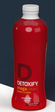Detoxify Mega Clean vertido en vaso, listo para beber