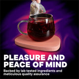 Deviant Blends Libido Te: taza preparándose, aroma reconfortante.