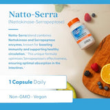 Capsula en mano de Doctor's Best Natto Serra para consumo sencillo.