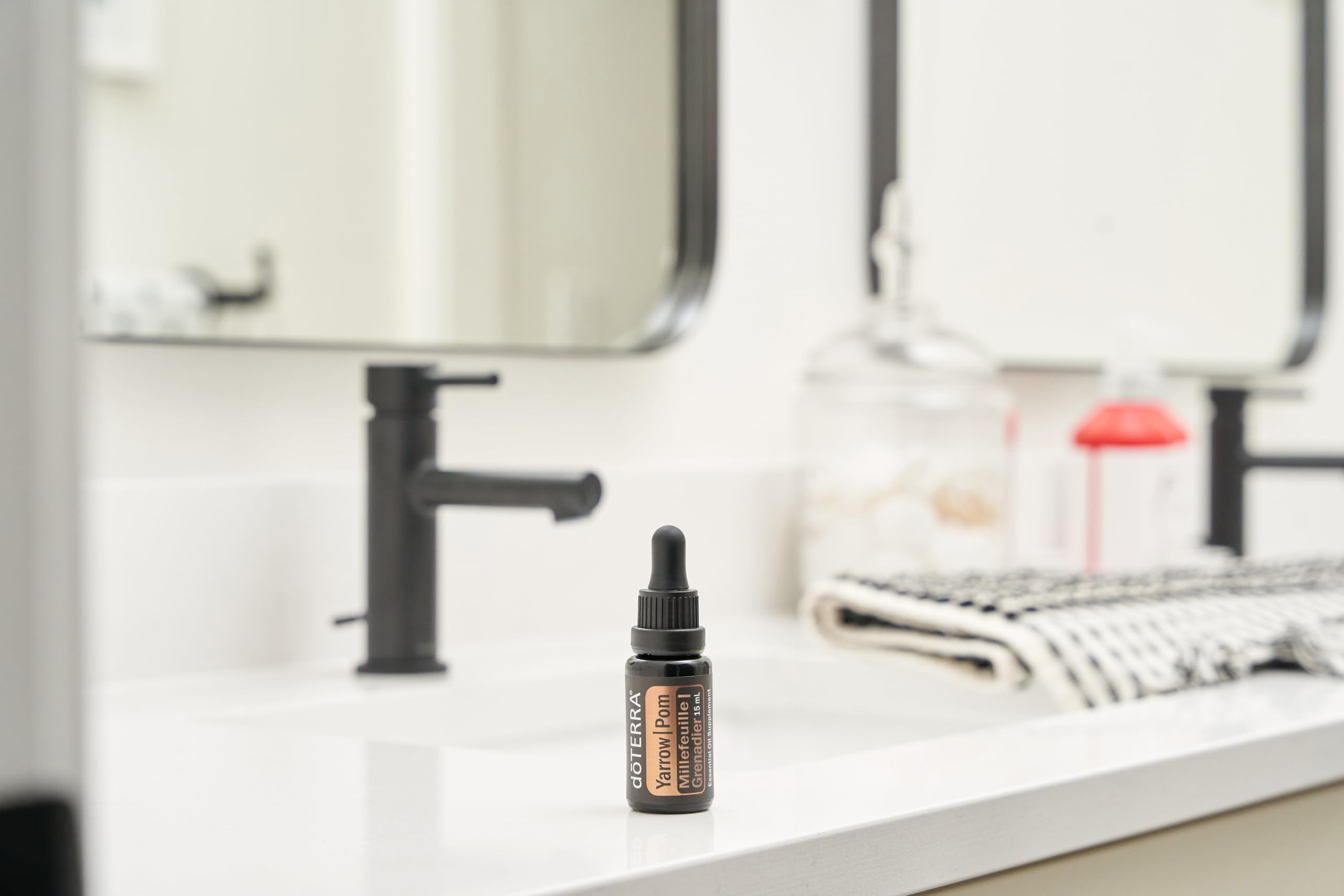 doTERRA Yarrow|Pom, ingredientes clave, ácido punícico y beta-cariofileno para bienestar general.