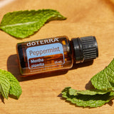 doTERRA Difusor con aceite de menta en acción, aroma revitalizante.