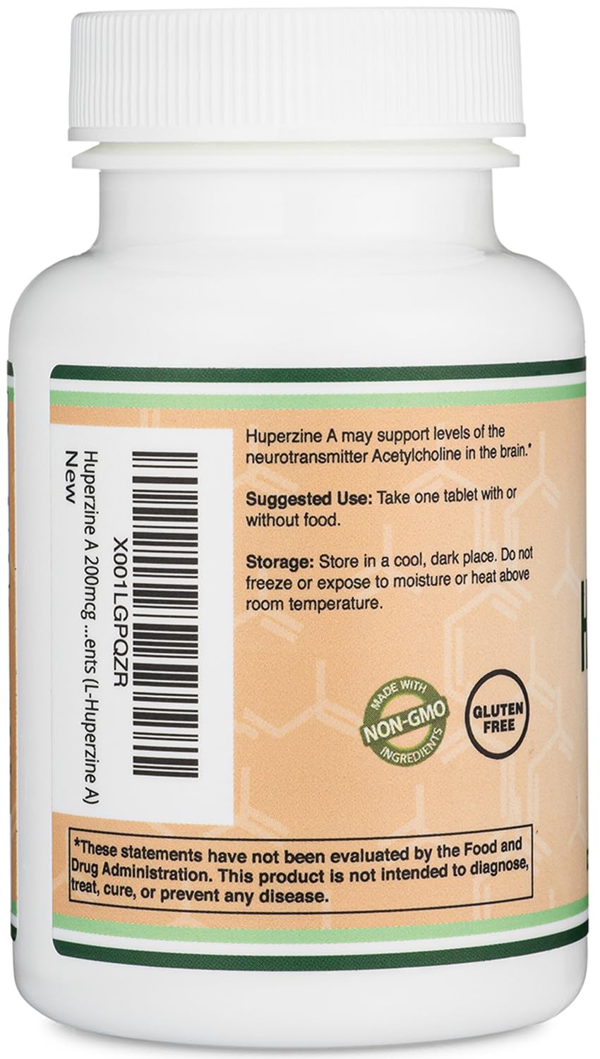Manos sosteniendo Double Wood Huperzine A para dosis diarias y concentración