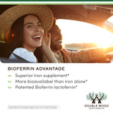 Double Wood Lactoferrin 250mg, cápsulas visibles para consumo diario potencial de hierro.