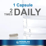 Cápsulas blancas de Douglas Laboratories Saw Palmetto Max-V, fáciles de tragar como parte de la rutina diaria.