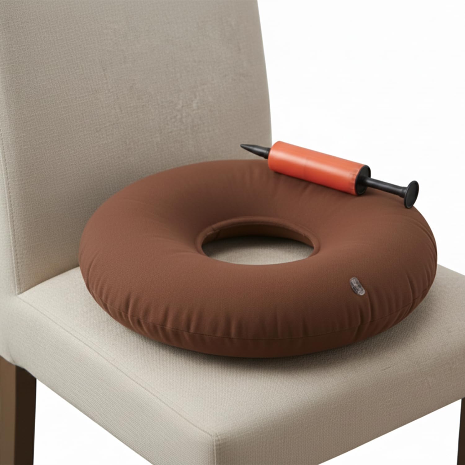 Dr. Frederick's Original almohada en forma de dona inflable, vista frontal para confort duradero al sentarse.