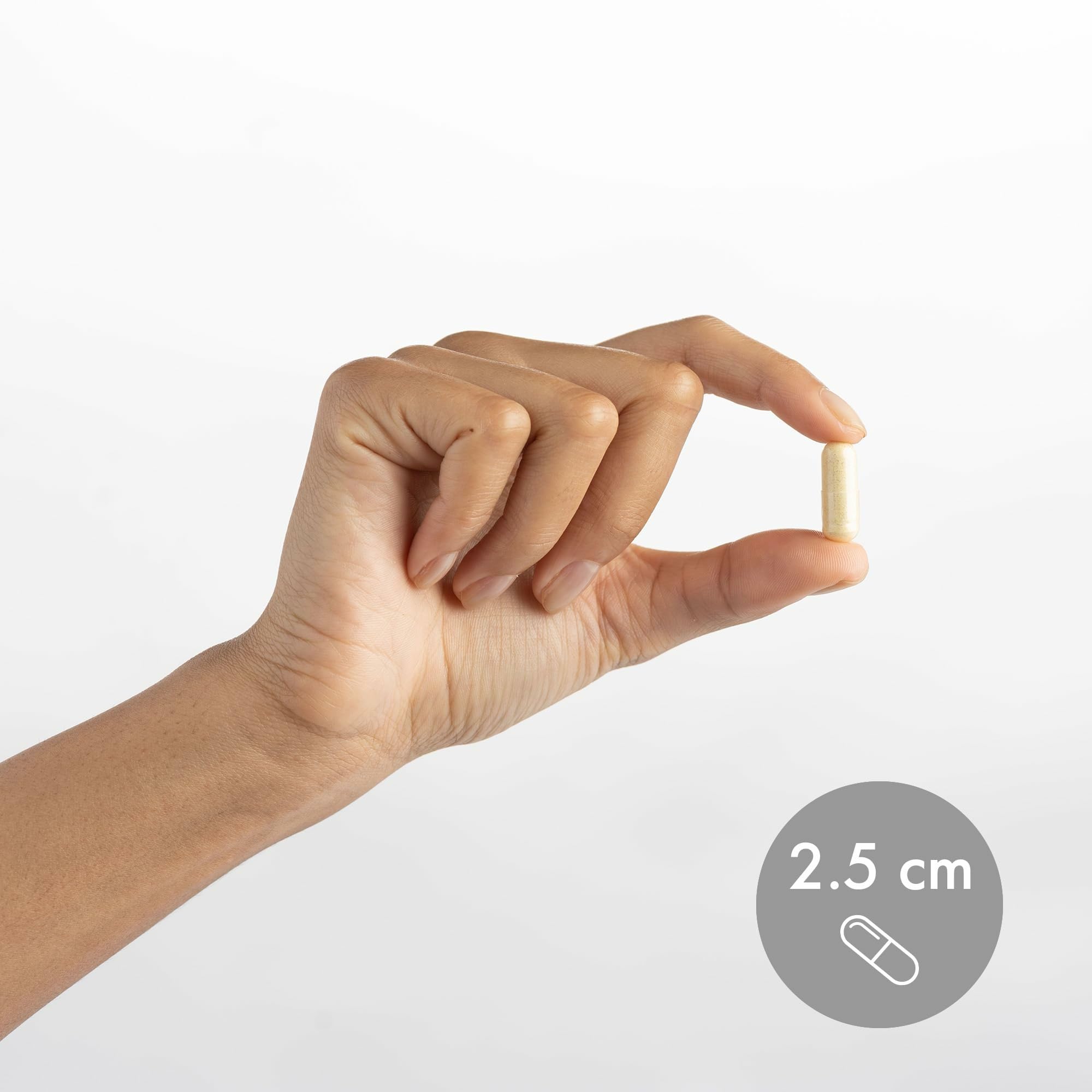 Dr. Mercola Complejo B con Benfotiamina – mano sosteniendo frasco para uso diario.