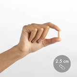 Dr. Mercola Complejo B con Benfotiamina – mano sosteniendo frasco para uso diario.